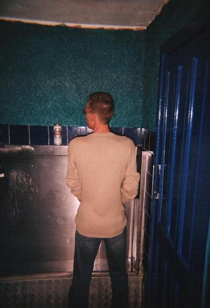 Erik neemt foto van Arie tijdens het pissen.jpg