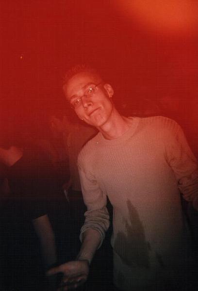 Erik pleurt bier over Arie.jpg